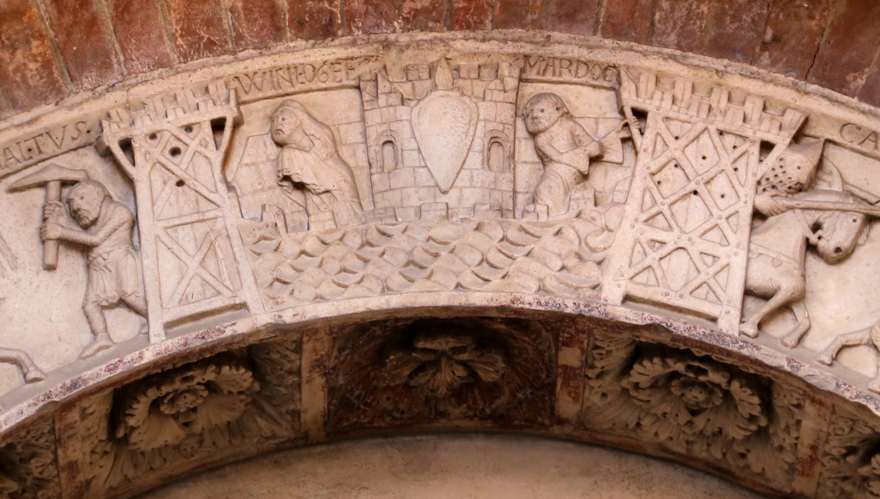 The Modena Archivolt, depicting a figure called ‘Mardoc’ next to Guinevere, possibly representing Mordred. Wikimedia Commons, CC-BY 4.0